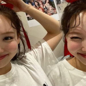 Knet hoảng hồn với ảnh selfie mới của Nayeon (TWICE): Có người ví như Annabelle?