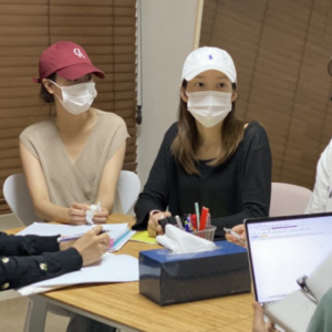 Naeun, Chaewon, Yena và Jinsol (April) đã tham gia phỏng vấn để nói về “cuộc tranh cãi bắt nạt cựu thành viên Hyunjoo”