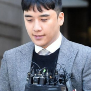 Cựu thành viên Big Bang SEUNGRI bị kết án 3 năm tù giam và bị phạt 1,1 tỷ won tài phiên tòa sơ thẩm