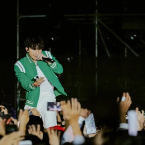 Chỉ vì hành động này của Sơn Tùng khiến netizen ‘thấp thỏm’ nam ca sĩ sẽ gặp sự cố trên sân khấu