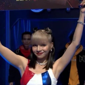 CĐM ꜱăɴ lùng infor hotgirl cầm bảng tên thí sinh trong Rap Việt, trông giống Lisa nhưng hóa ra là idol tiktok