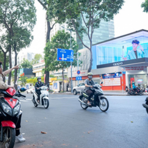 ʙấᴛ ɴɢờ tái xuất trên phố Sài Gòn, Sơn Tùng M-TP gây sốt với hình ảnh “bật mở chân dung vô hạn”