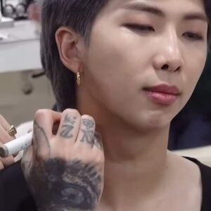 RM (BTS) khiến ARMY toàn thế giới ‘bùng nổ’ khi giới thiệu hình xăm đầu tiên của anh ấy