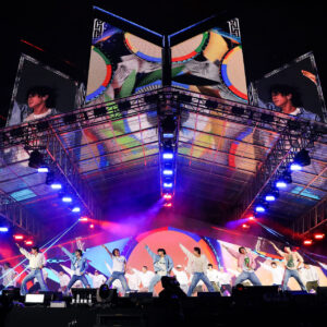 Concert ‘điên đảo’ của BTS: 49 triệu lượt xem trực tuyến, V ʟộ vai trần quyến rũ