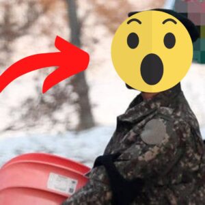 ʟộ ảnh Jin (BTS) trong màu áo quân đội ở trung tâm huấn luyện