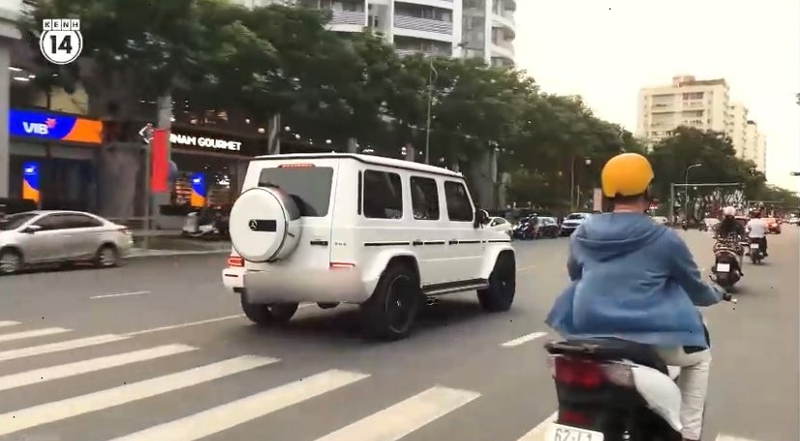 ‘Tóm gọn' khoảnh khắc Sơn Tùng lái siêu xe dạo phố, quần jeans áo phông vẫn 'xịn đét' 6